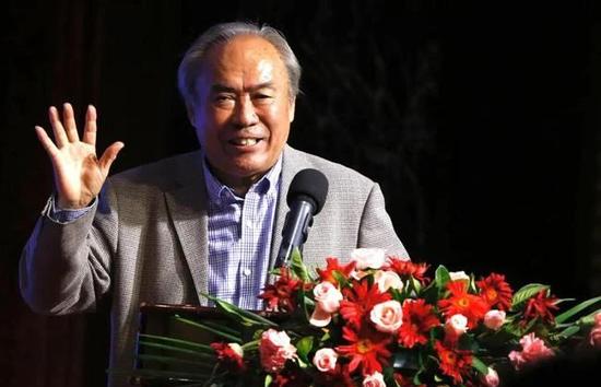 在此前的报道中，本片编导马特;里夫斯曾经透露，该片并非改编自弗兰克;米勒漫画《蝙蝠侠：元年》；该漫画让蝙蝠侠系列回归黑暗本色，对诺兰《蝙蝠侠》三部曲有重大影响
